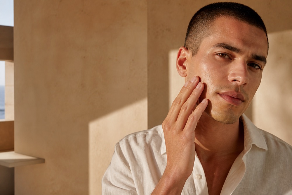 Barbú Origen editorial portrait showing a considered face-care ritual